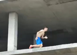 В соцсетях появились кадры падения молодого астраханца с опасного недостроя