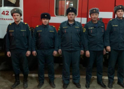 Астраханские пожарные за один день спасли женщину, кота и стаю попугаев