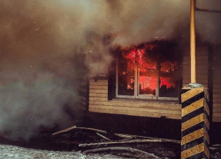 В астраханском селе сгорел жилой дом вместе с пенсионеркой