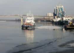 В Астрахани из реки Волги достали 650 килограммов нефтепродуктов