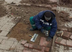 В Астрахани меняют тротуарную плитку: рассказываем где