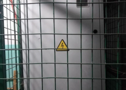 В Астрахани сотрудник электросетевой компании ускорял свою работу за деньги