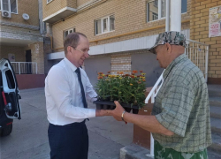 Председатель Гордумы помог жителям Трусовского района Астрахани с благоустройством дворов