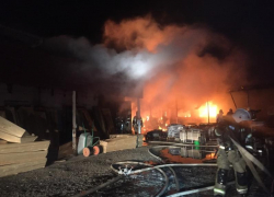Пожар в строительных цехах Советского района Астрахани тушили 35 огнеборцев