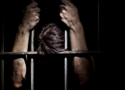 Астраханец пообещал выпустить человека из тюрьмы за 400 тысяч рублей, но теперь может сам в неё отправиться