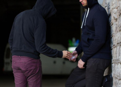 Астраханца подозревают в продаже килограмма наркотических веществ несовершеннолетнему