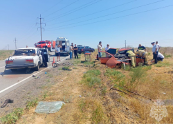 Под Астраханью столкнулись две машины, есть пострадавшие