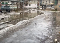 Соцсети: ребенок астраханки разбил голову на катке от коммунальной аварии