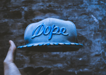 В Астрахани подростки украли кепки из торгового павильона