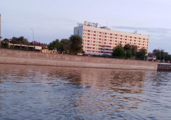 В Астрахани из реки достали уставшего пловца и передали полиции