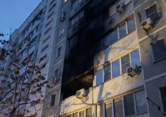 Ночью в Астрахани загорелась квартира в жилом доме: есть пострадавшая