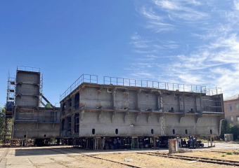 Куда и зачем из цеха в Астраханской области выкатили части плавучего дока