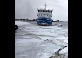 В Икрянинском районе Астраханской области ледокол расчищает места для паромных переправ