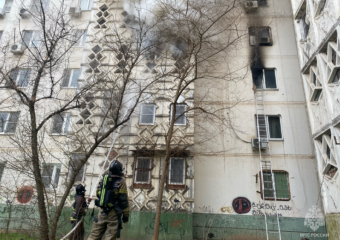 В Астрахани спасатели эвакуировали людей из горящего жилого дома