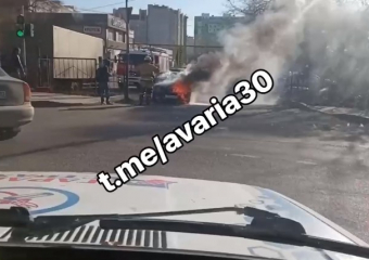В Астрахани рядом с ТЦ «Три кота» загорелся автомобиль