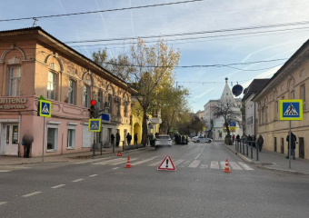 В Астрахани автомобиль сбил пенсионерку, переходившую дорогу по всем правилам