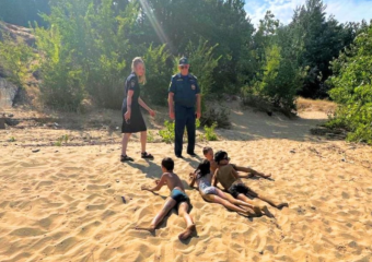 На диких пляжах под Астраханью обнаружили детей