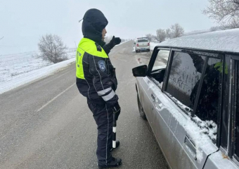 В Астрахани из-за снегопада на дорогах образовались опасные зоны