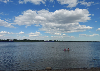 В Астрахани чуть не утонули отец с ребенком: мужчина не умел плавать