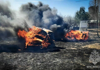 За день в Астраханской области от огня пострадали мужчина, автомобили, мотоцикл и гараж