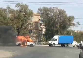В Астрахани на проезжей части загорелся автомобиль