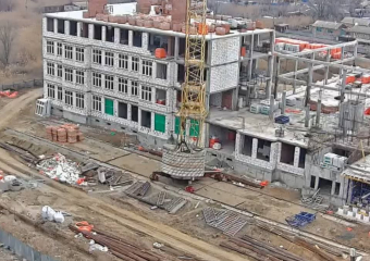 В одном из самых крупных районов Астрахани строят школу на тысячу мест