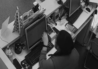 Директор астраханского офиса сотовой связи продавала персональные сведения абонентов