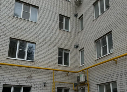 Астраханец скончался после выпадения из окна квартиры многоэтажки