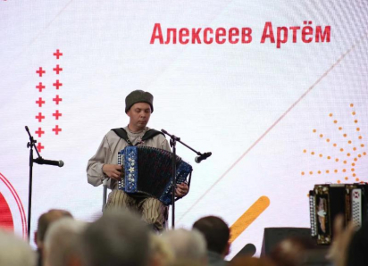 Астраханцу, победившему на конкурсе «Гармоньфест!», вручили тульскую гармонь