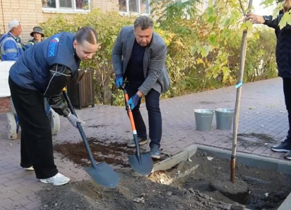 Глава Астрахани вместе с чиновниками занялся озеленением Володарской улицы