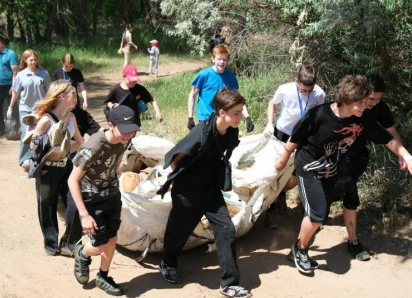 Астраханцы играючи убрали 12 тонн мусора с острова Пролетарский