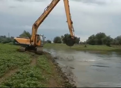 В Астраханской области не стали ждать и принялись расчищать водоем