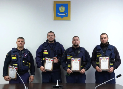 Астраханских огнеборцев наградили за спасение детей из горящего дома на Савушкина