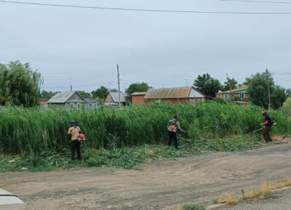 В Астрахани занимаются ликвидацией потенциального источника возгораний