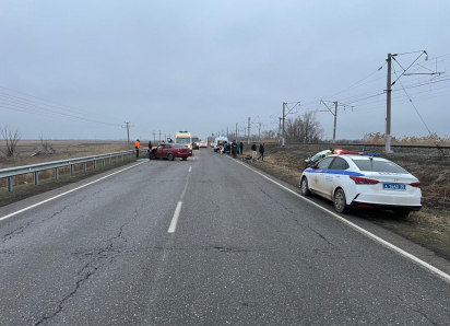 В Астраханской области женщина-водитель выехала на встречную полосу: один погиб, четверо пострадали