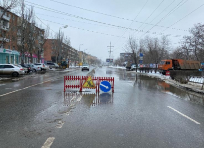 У парка «Аркадия» в Астрахани прорвало трубопровод, движение рядом ограничено