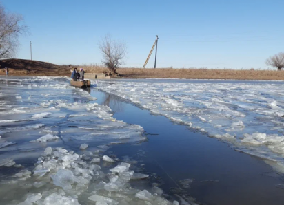 Крепкий лед помешал началу путины в Астраханской области