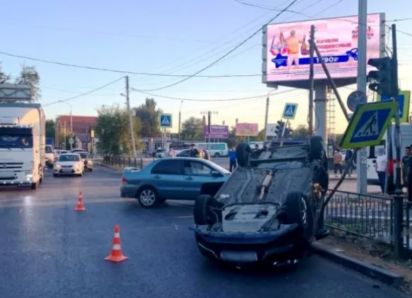 В Астрахани у Больших Исад в результате ДТП перевернулась машина