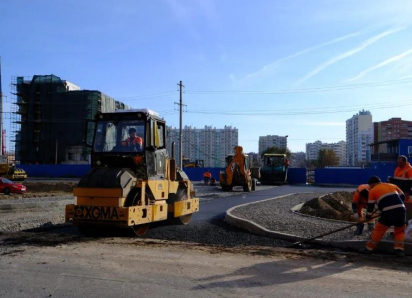 В Астрахани с нуля возводят дорогу и тротуар к новой поликлинике