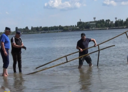 Астраханские водолазы достали из воды 200 килограммов опасных предметов