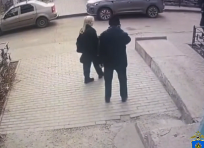 Астраханские полицейские помогли задержать курьера мошенников