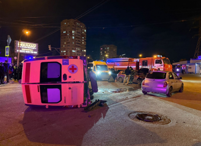 В Астрахани произошло серьезное ДТП, перевернулась скорая