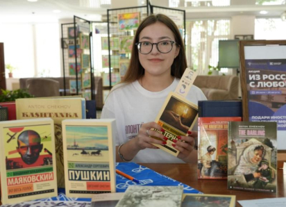 «Из России, с любовью!»: астраханцы подарили иностранцам книги русских классиков
