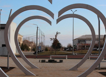 Под Астраханью отремонтировали сквер: люди увидят, что стало