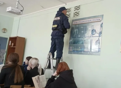 В астраханской школе из вентиляции достали испуганное животное