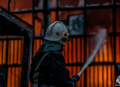 В Астрахани произошли пожары недалеко от троллейбусного парка и рынка