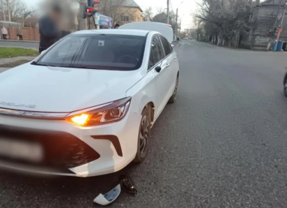 В Астрахани сбили двух девочек, переходивших дорогу на красный сигнал