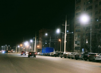 На улицах Астрахани устанавливают протяженные линии освещения
