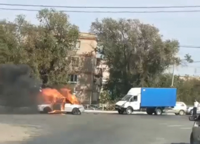 В Астрахани на проезжей части загорелся автомобиль