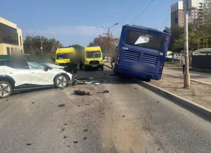 Драма на дороге: в Астрахани столкнулись иномарка и автобус, пострадали несколько человек